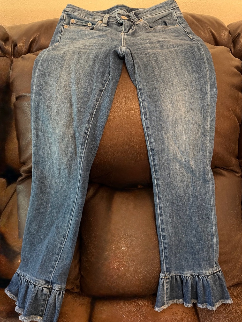 CeCe Blue Ruffle-Hem Cropped Jeans